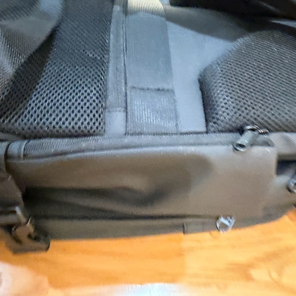 NWOT Vacuum Seal Swiss Lock Black Travel Backpack with Pump - Picture 9 of 14